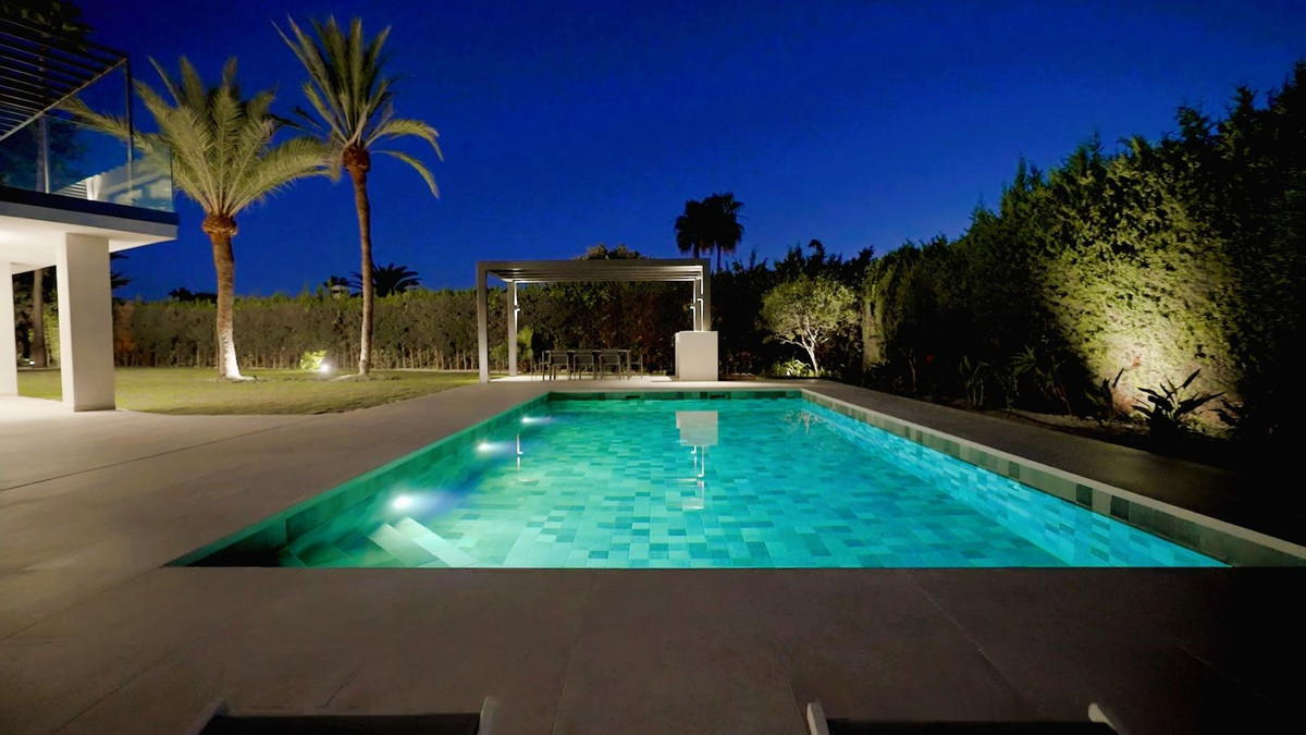 Se vende Villa - Chalet de 5 dormitorios en Costa Del Sol, Málaga, España