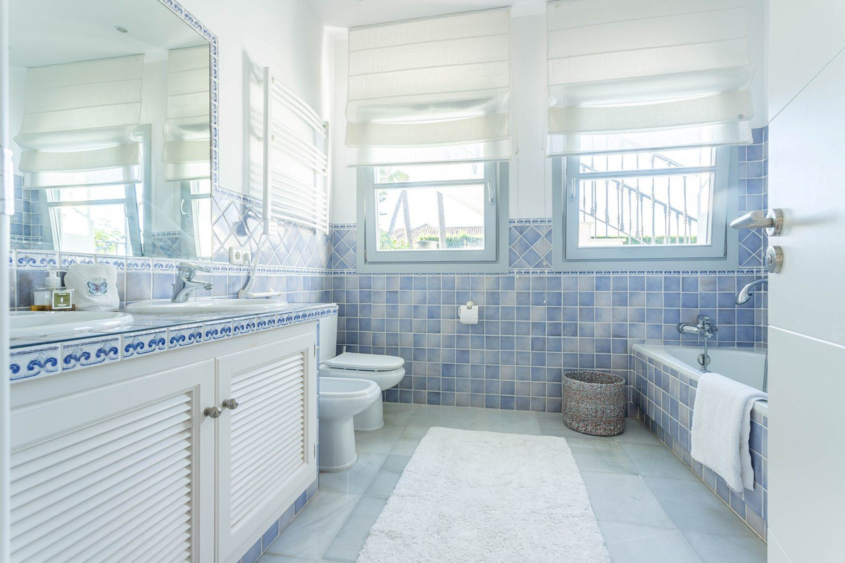 Se vende Villa - Chalet de 4 dormitorios en Costa Del Sol, Málaga, España