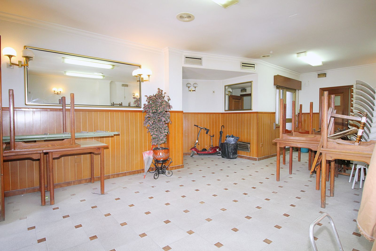 4 Bed Commercial unit for sale in Coín Costa Del Sol, Málaga, Spain