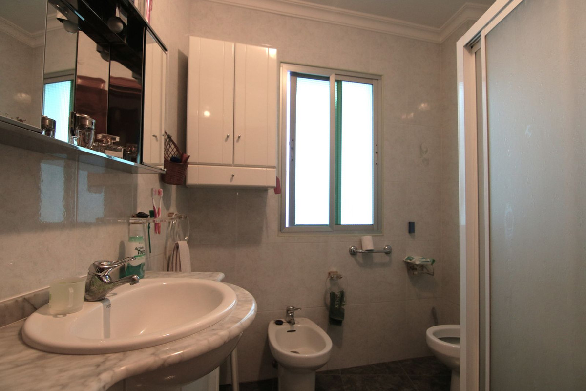 Se vende Apartamento Planta Media de 5 dormitorios en Costa Del Sol, Málaga, España