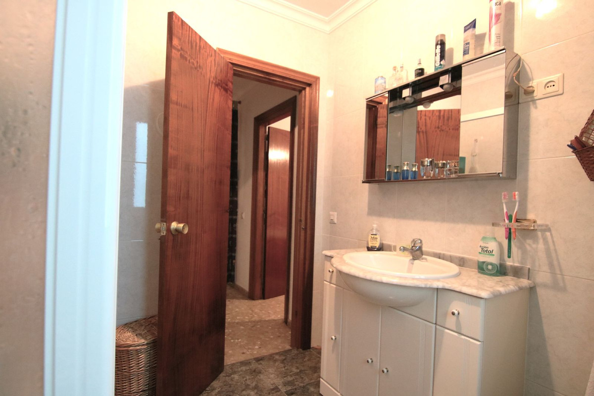 Se vende Apartamento Planta Media de 5 dormitorios en Costa Del Sol, Málaga, España