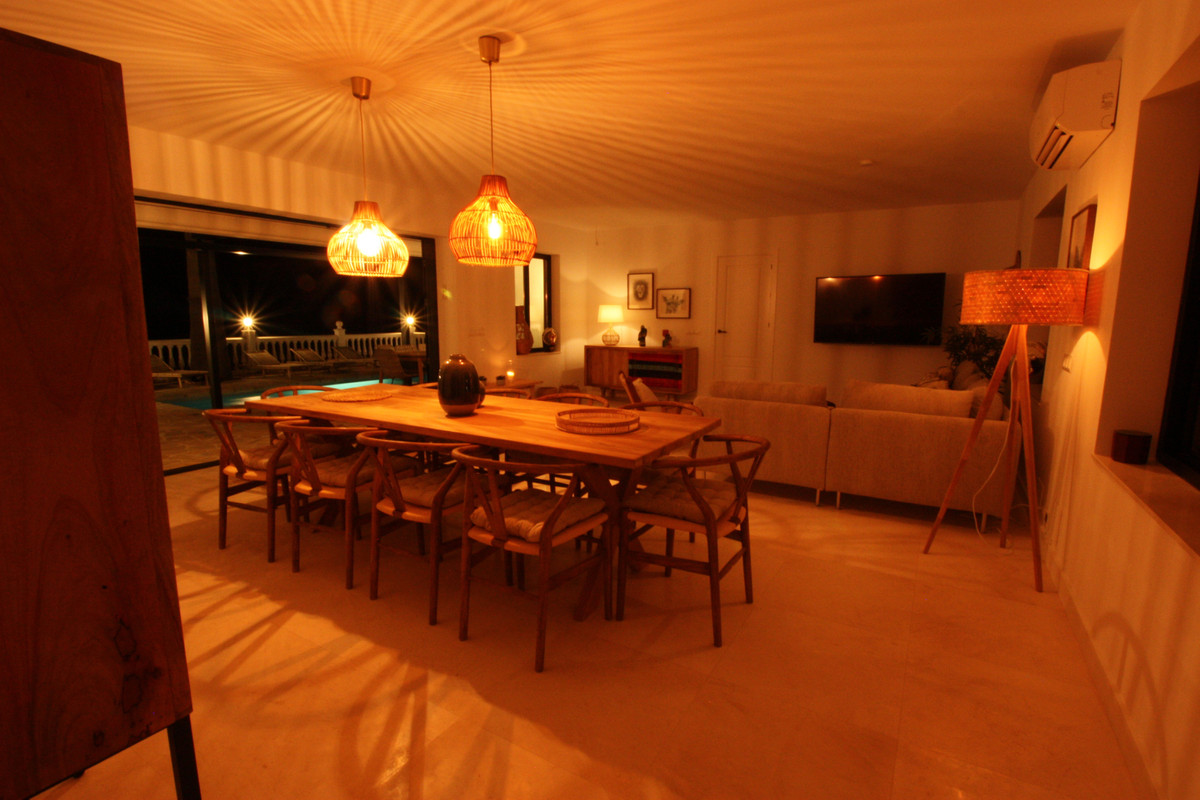 Se vende Villa - Chalet de 4 dormitorios en Costa Del Sol, Málaga, España