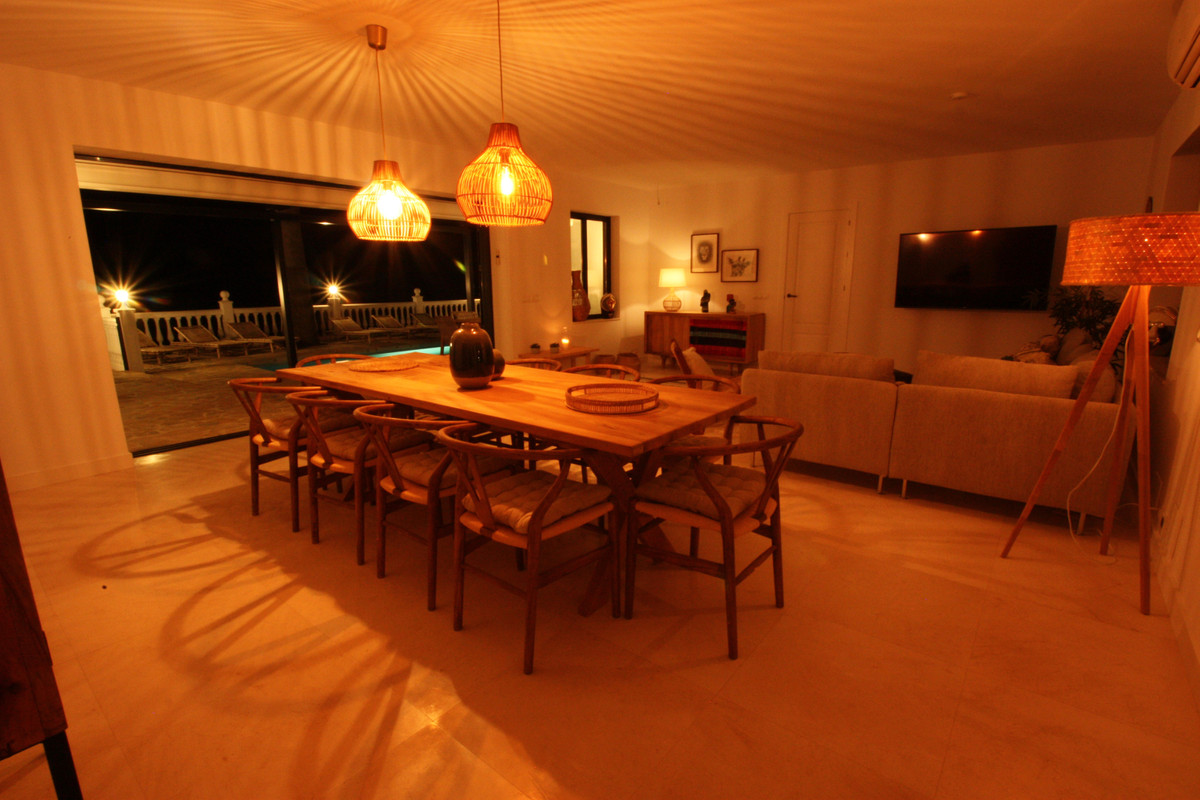 Se vende Villa - Chalet de 4 dormitorios en Costa Del Sol, Málaga, España