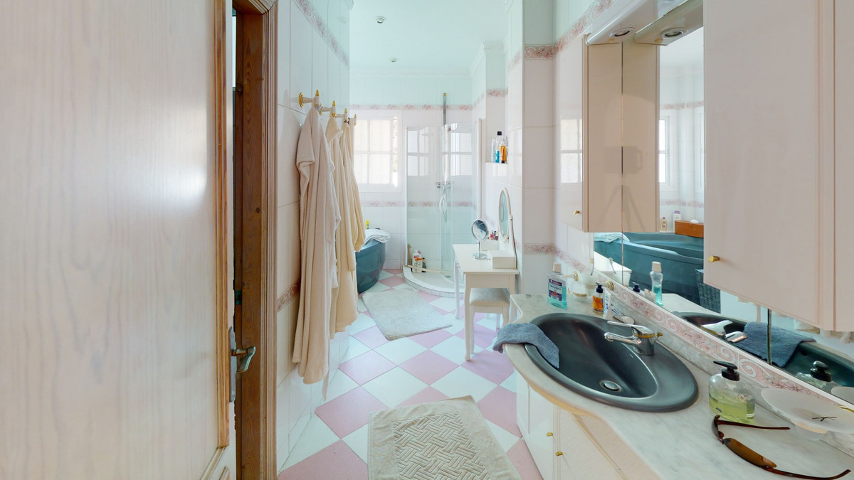 Se vende Villa - Chalet de 8 dormitorios en Costa Del Sol East, Málaga, España