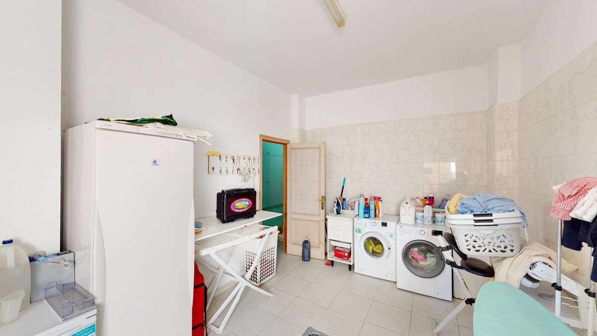 Se vende Villa - Chalet de 8 dormitorios en Costa Del Sol East, Málaga, España