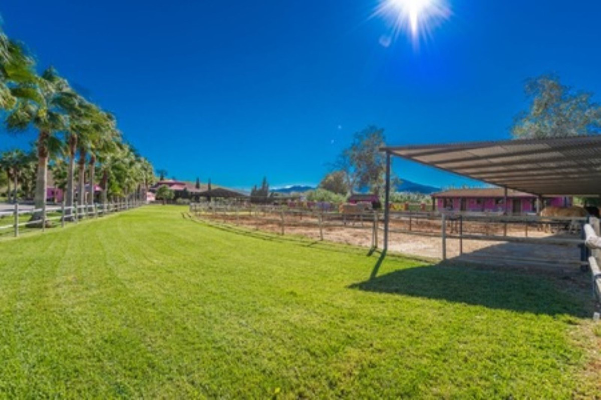 Se vende Finca - Cortijo de 8 dormitorios en Costa Del Sol, Málaga, España