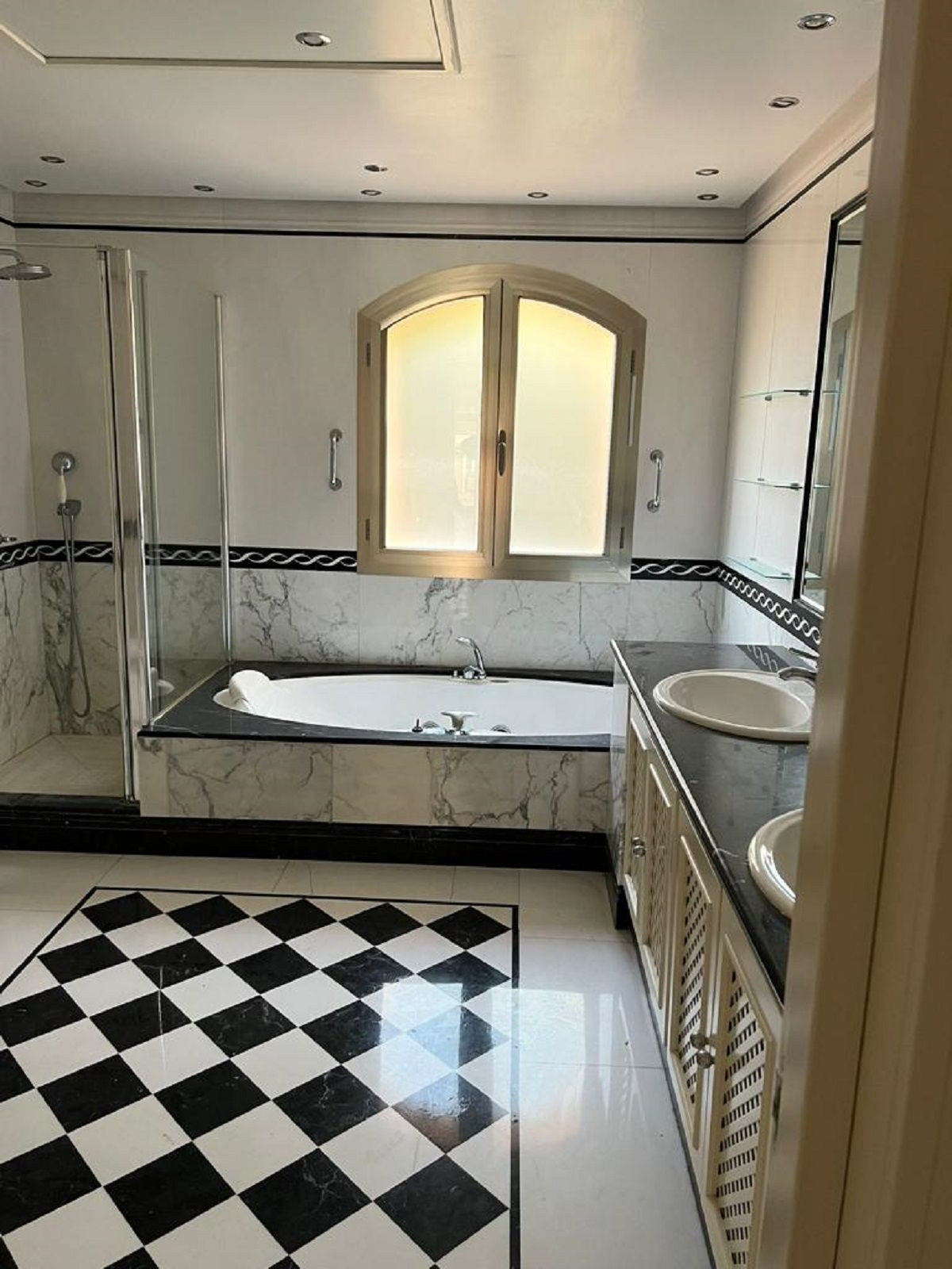 3 Bed Apartment for sale in Puerto Banús Costa Del Sol, Málaga, Spain