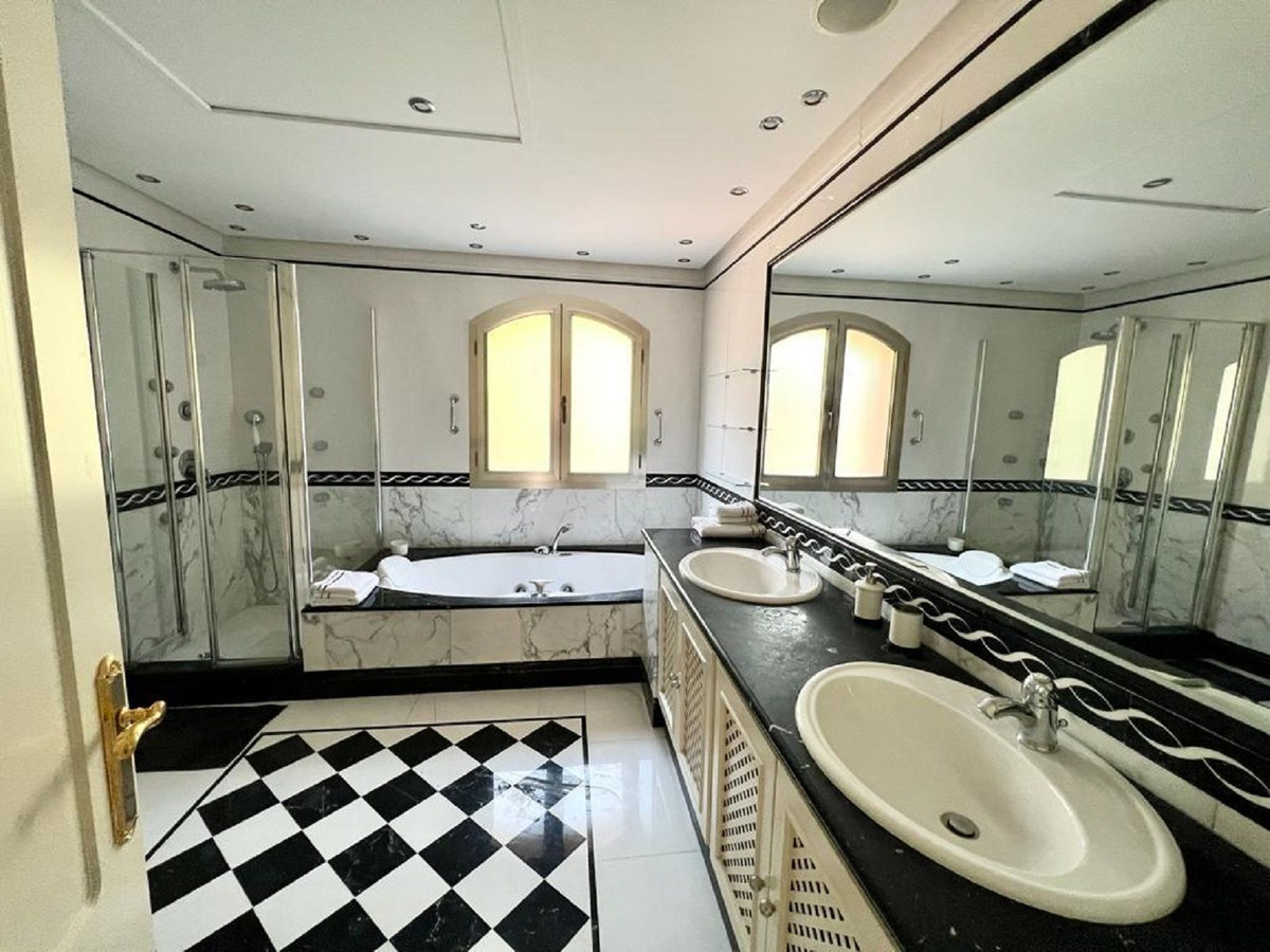 3 Bed Apartment for sale in Puerto Banús Costa Del Sol, Málaga, Spain