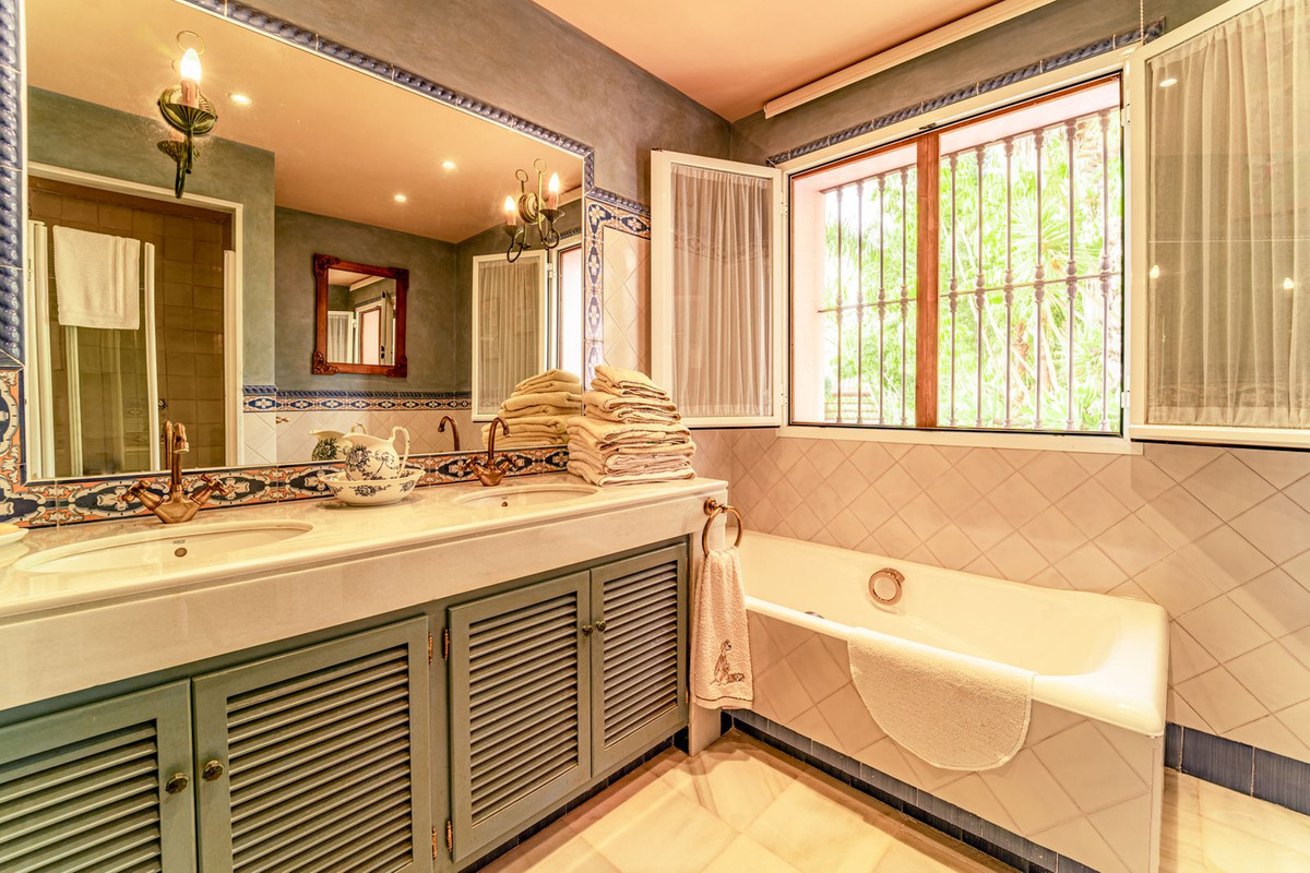 Se vende Villa - Chalet de 5 dormitorios en Costa Del Sol, Málaga, España