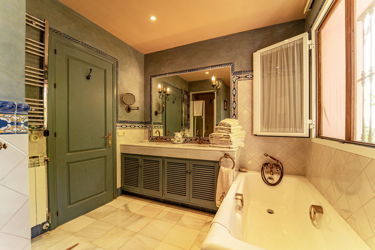 Se vende Villa - Chalet de 5 dormitorios en Costa Del Sol, Málaga, España