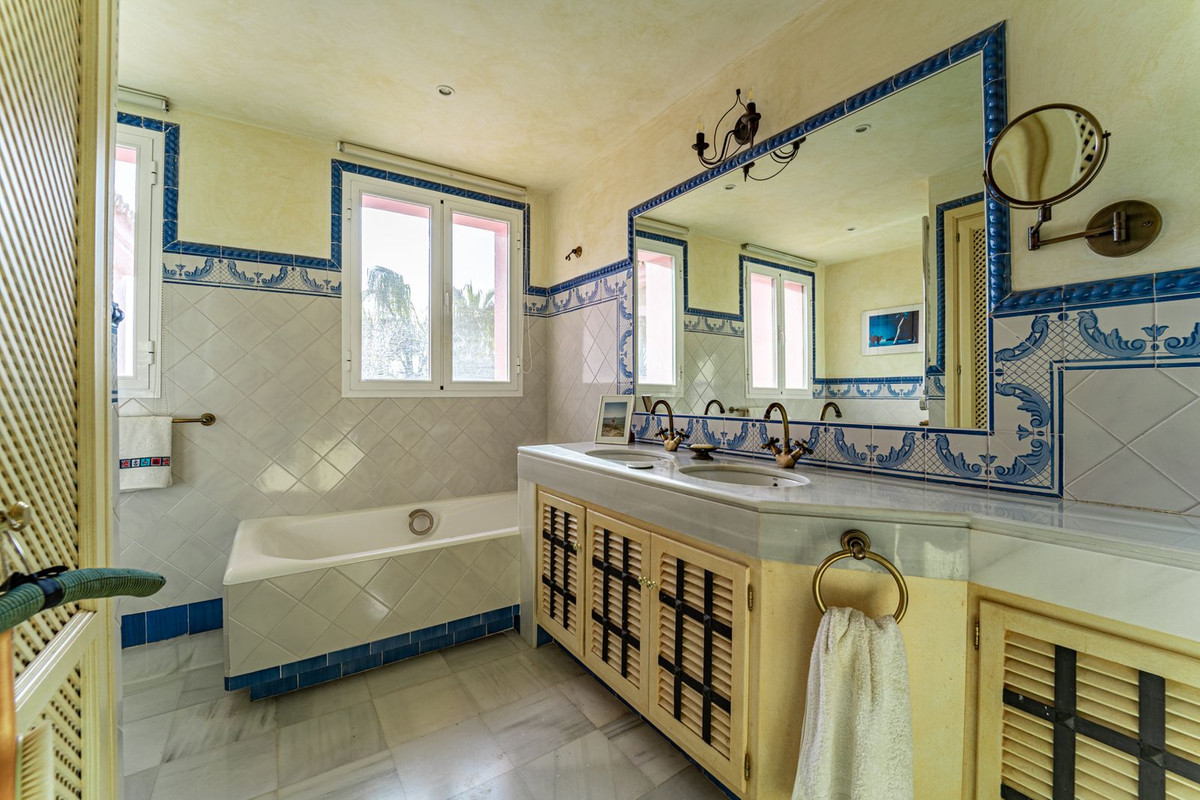 Se vende Villa - Chalet de 5 dormitorios en Costa Del Sol, Málaga, España