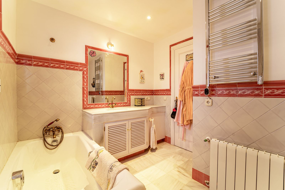 Se vende Villa - Chalet de 5 dormitorios en Costa Del Sol, Málaga, España