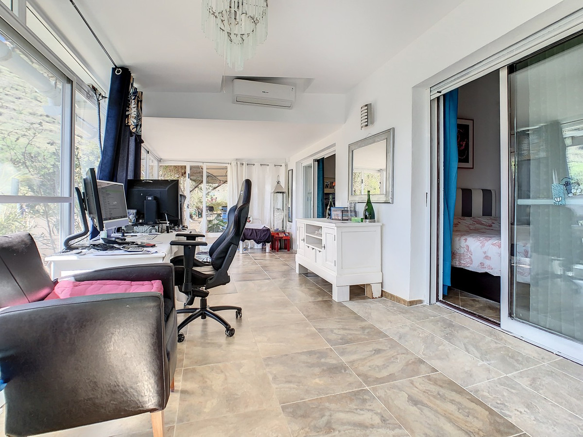 Se vende Villa - Chalet de 3 dormitorios en Costa Del Sol East, Málaga, España