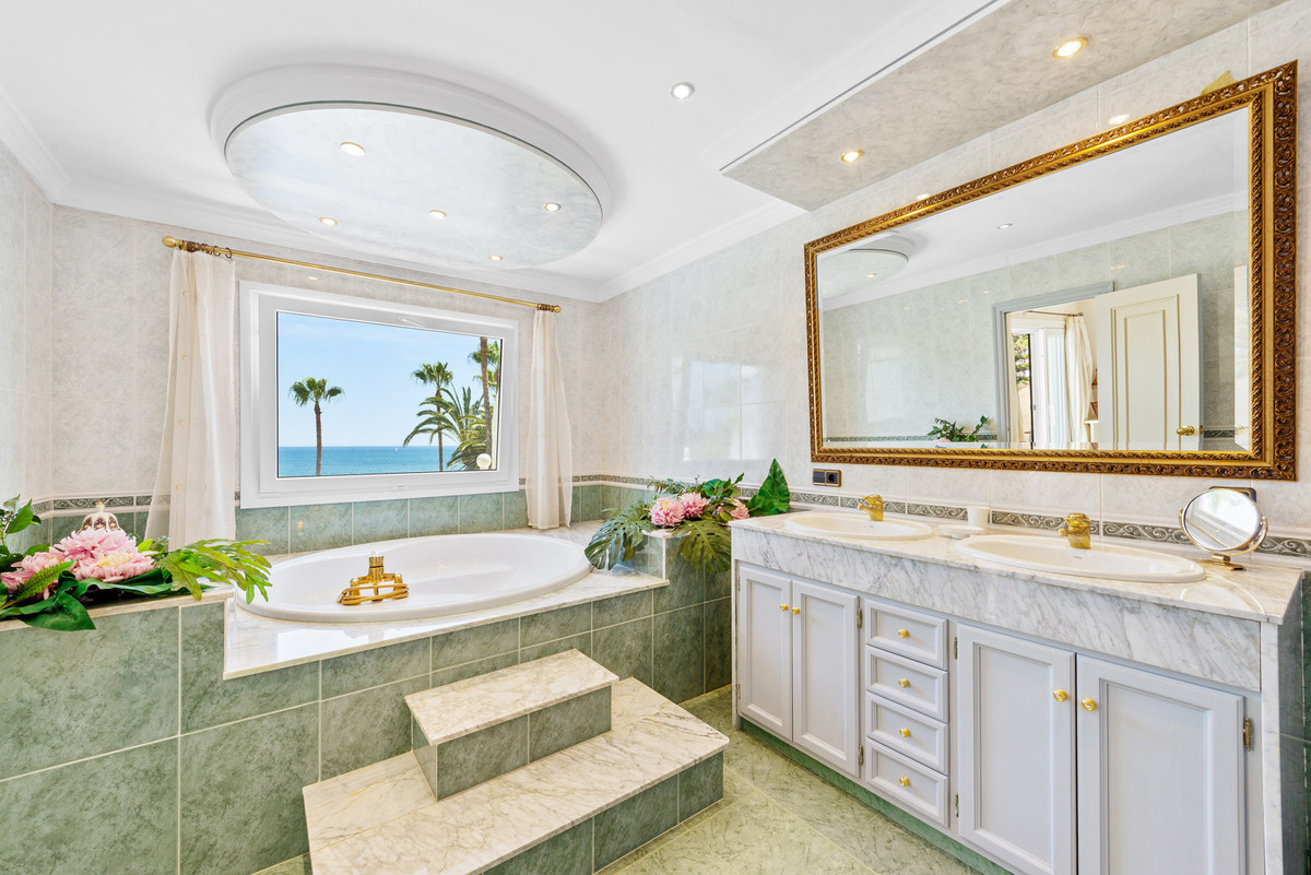 6 Bed Townhouse for sale in Estepona Costa Del Sol, Málaga, Spain