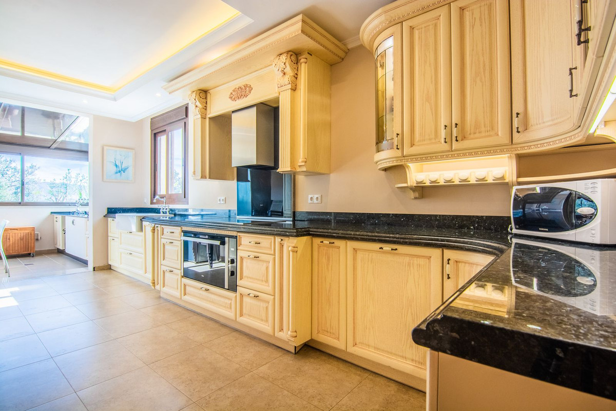 5 Bed Townhouse for sale in La Mairena Costa Del Sol, Málaga, Spain