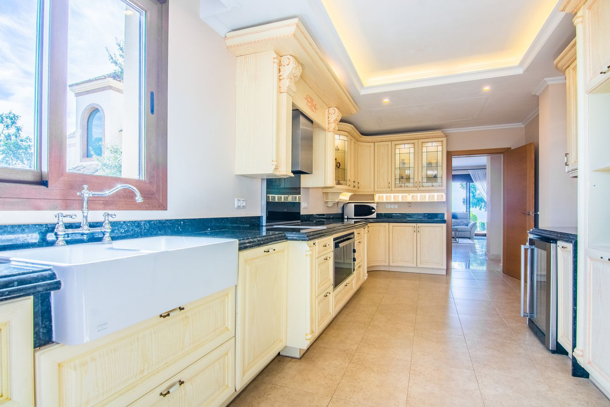 5 Bed Townhouse for sale in La Mairena Costa Del Sol, Málaga, Spain