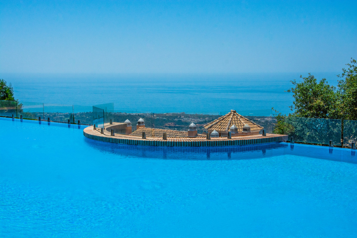 5 Bed Townhouse for sale in La Mairena Costa Del Sol, Málaga, Spain