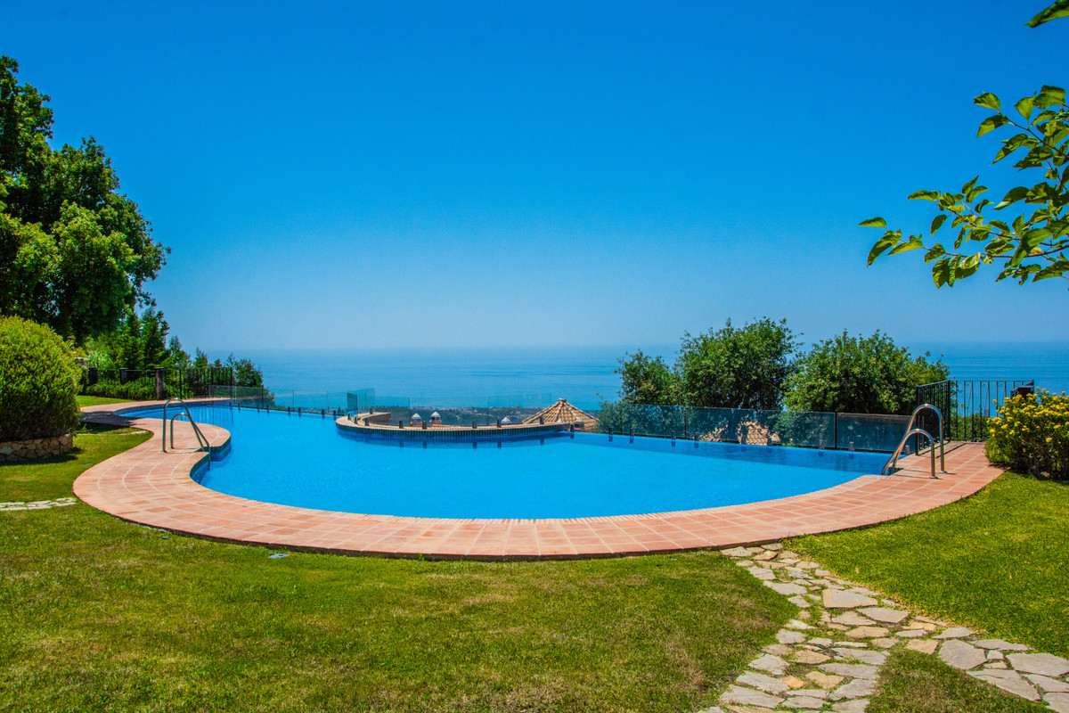 5 Bed Townhouse for sale in La Mairena Costa Del Sol, Málaga, Spain