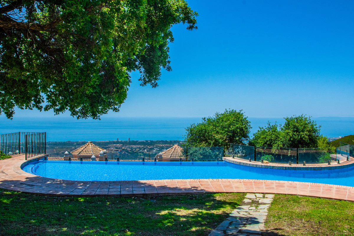 5 Bed Townhouse for sale in La Mairena Costa Del Sol, Málaga, Spain