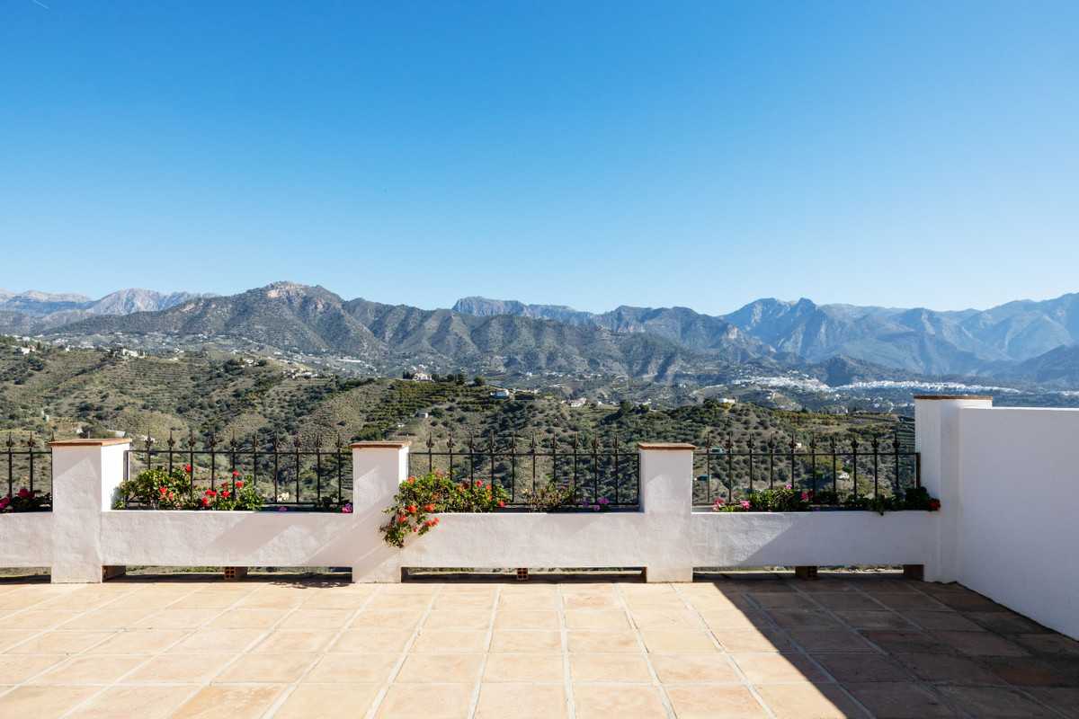 7 Bed Townhouse for sale in Torrox Costa Del Sol East, Málaga, Spain