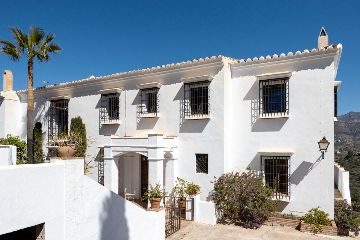 7 Bed Townhouse for sale in Torrox Costa Del Sol East, Málaga, Spain