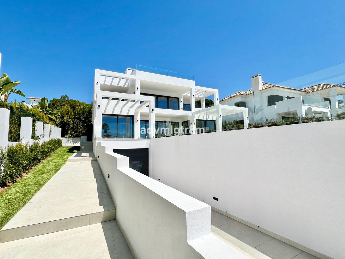 6 Bed Townhouse for sale in Elviria Costa Del Sol, Málaga, Spain