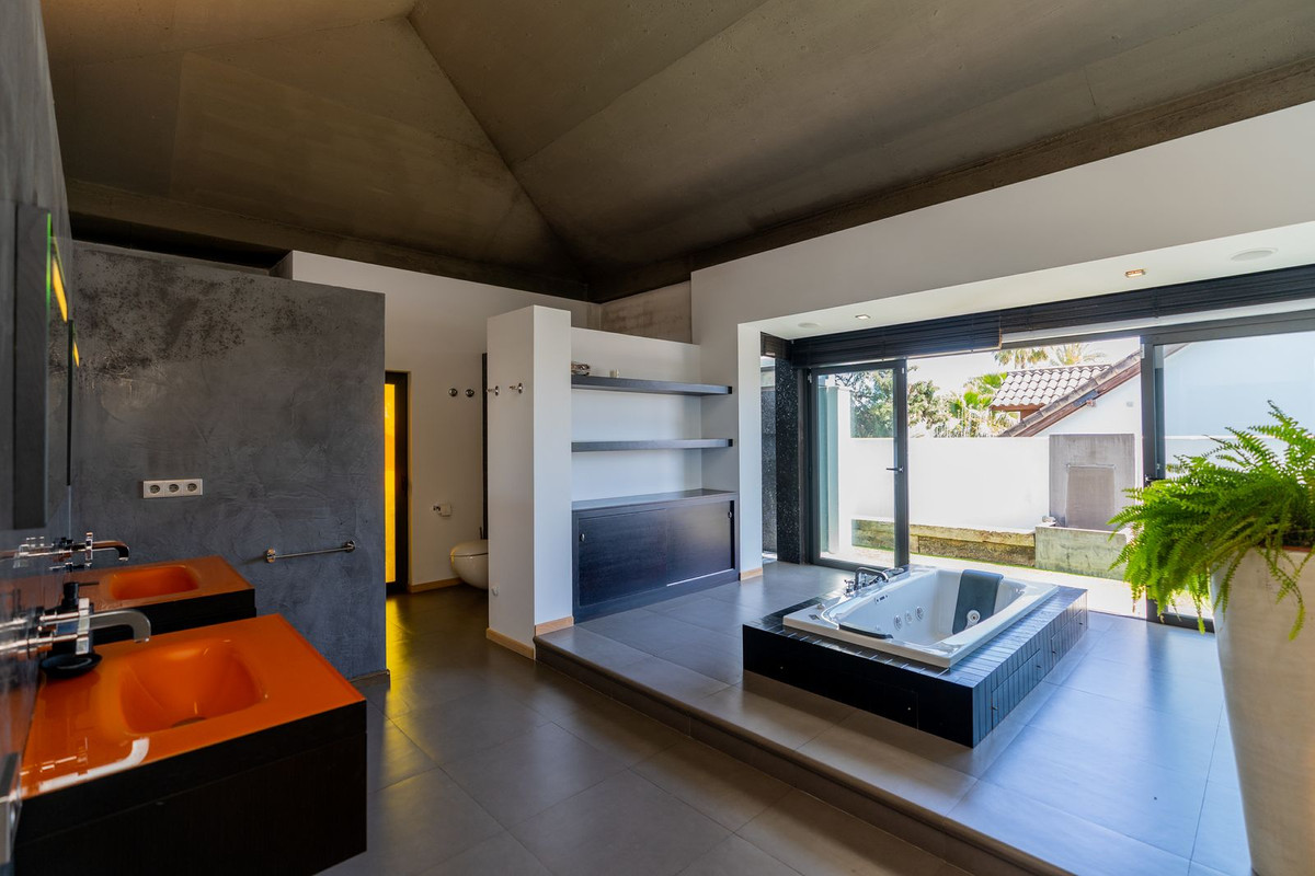 Se vende Villa - Chalet de 5 dormitorios en Costa Del Sol, Málaga, España