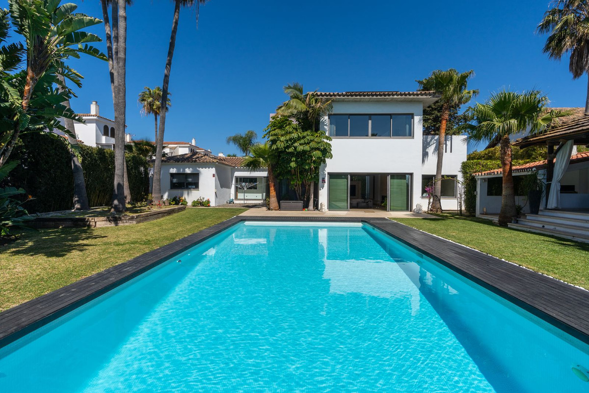 Se vende Villa - Chalet de 5 dormitorios en Costa Del Sol, Málaga, España