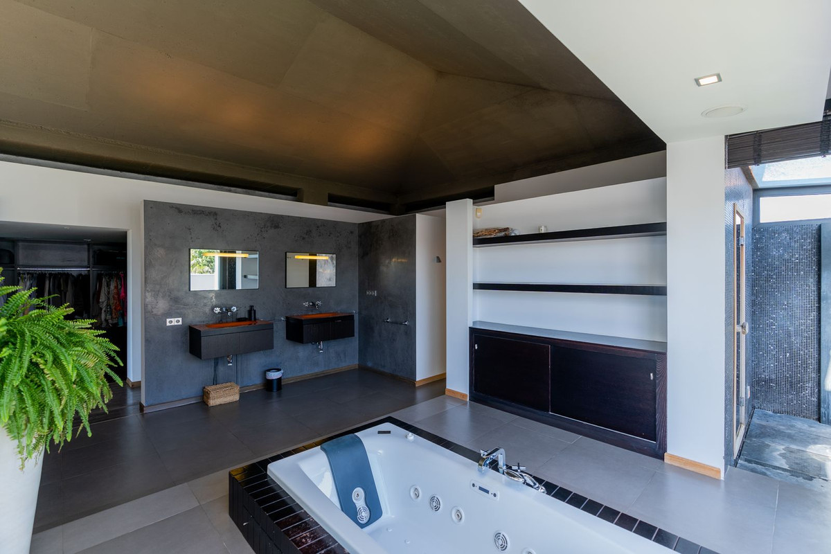 Se vende Villa - Chalet de 5 dormitorios en Costa Del Sol, Málaga, España