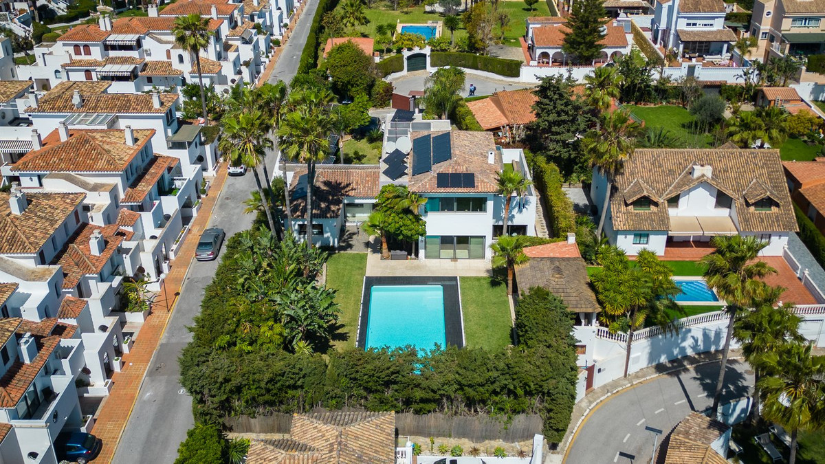Se vende Villa - Chalet de 5 dormitorios en Costa Del Sol, Málaga, España