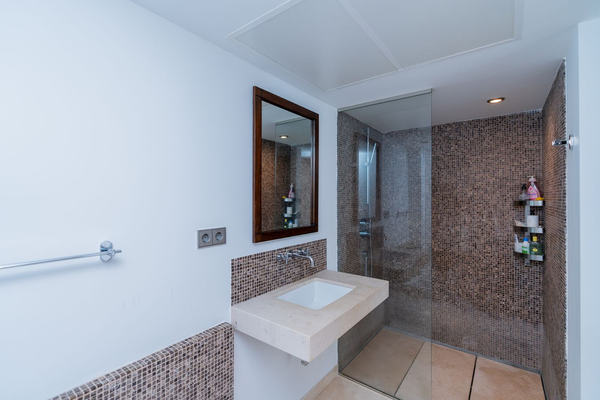 Se vende Villa - Chalet de 5 dormitorios en Costa Del Sol, Málaga, España