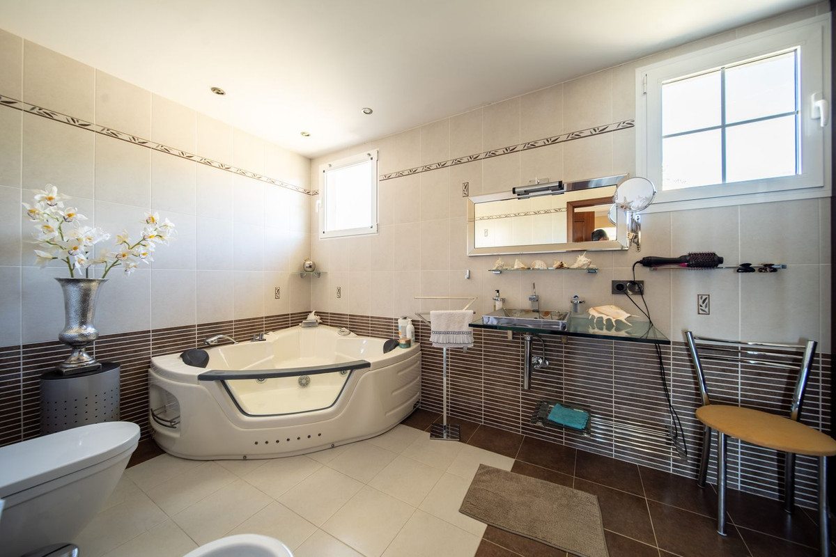 3 Bed Apartment for sale in Fuengirola Costa Del Sol, Málaga, Spain
