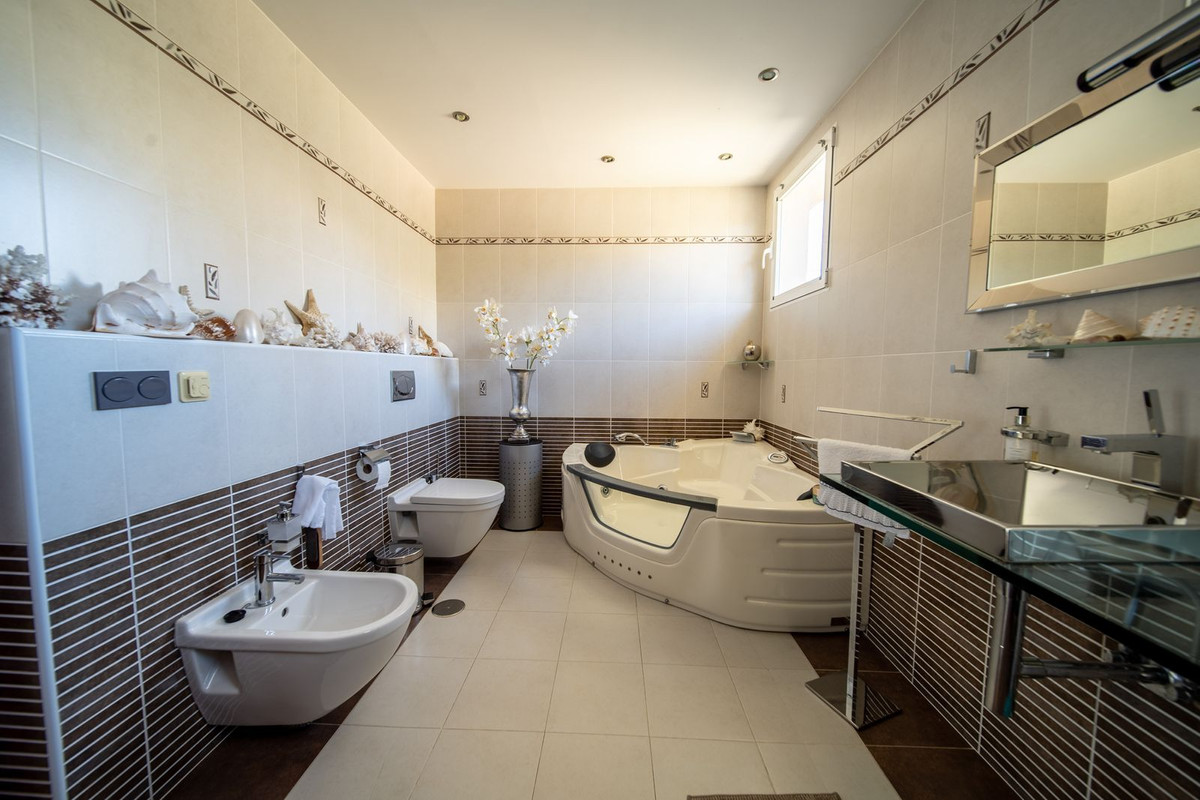 3 Bed Apartment for sale in Fuengirola Costa Del Sol, Málaga, Spain