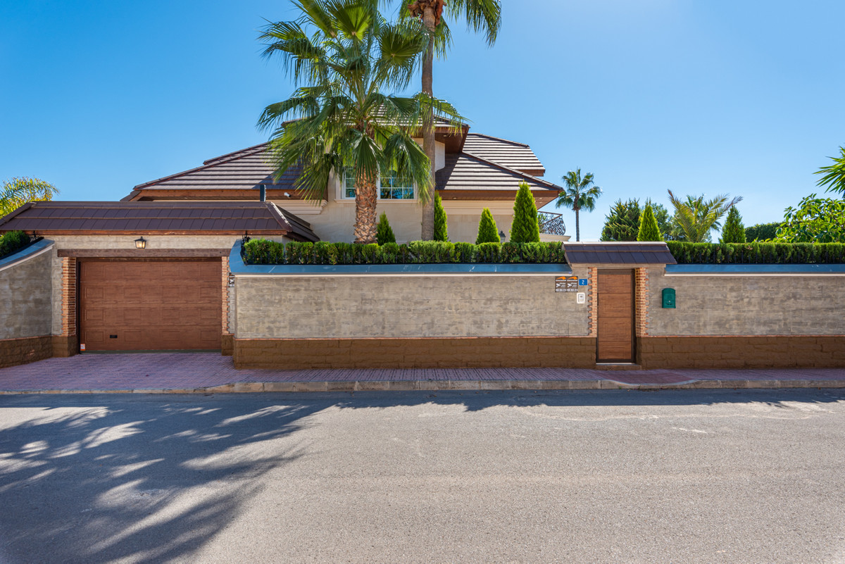 5 Bed Townhouse for sale in Dona Pepa Costa Blanca, Alicante, Spain