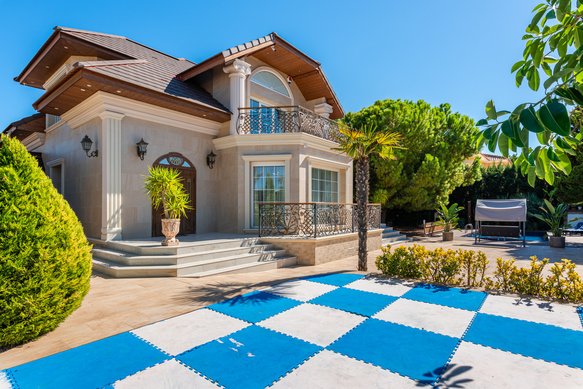5 Bed Townhouse for sale in Dona Pepa Costa Blanca, Alicante, Spain