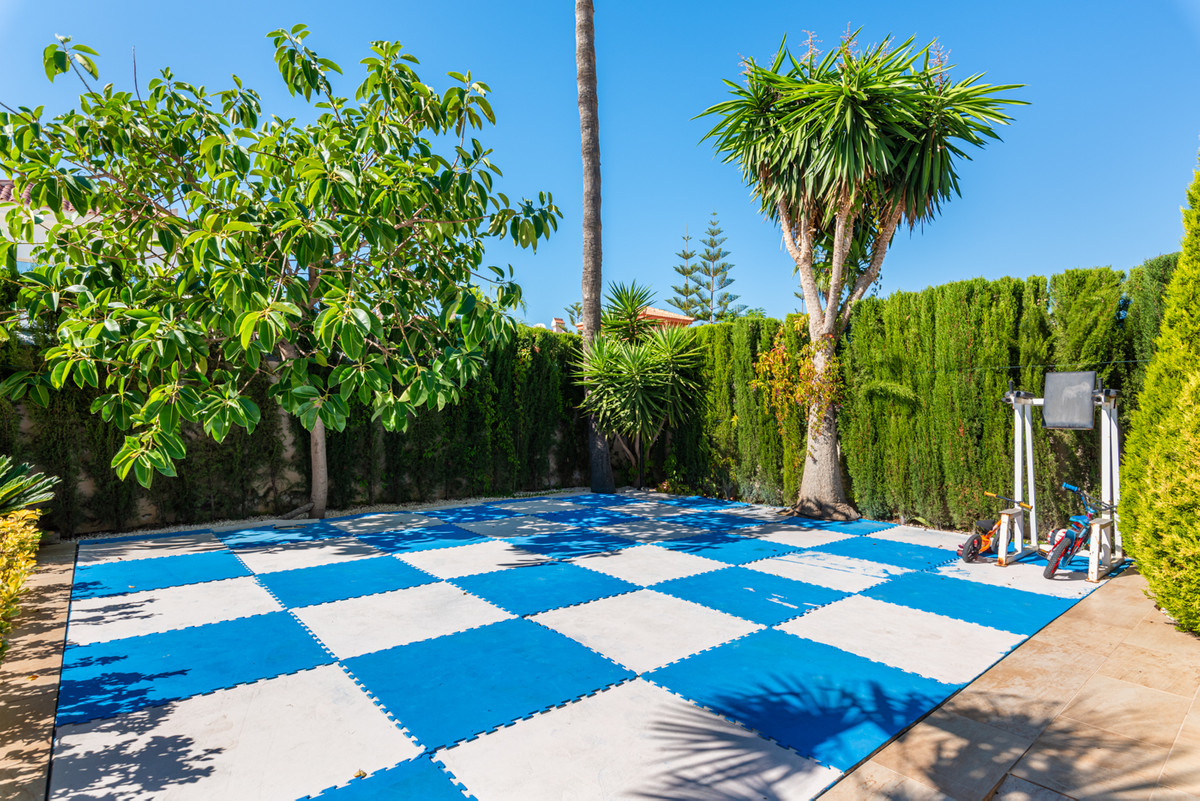 5 Bed Townhouse for sale in Dona Pepa Costa Blanca, Alicante, Spain