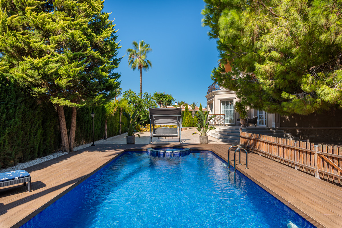 5 Bed Townhouse for sale in Dona Pepa Costa Blanca, Alicante, Spain