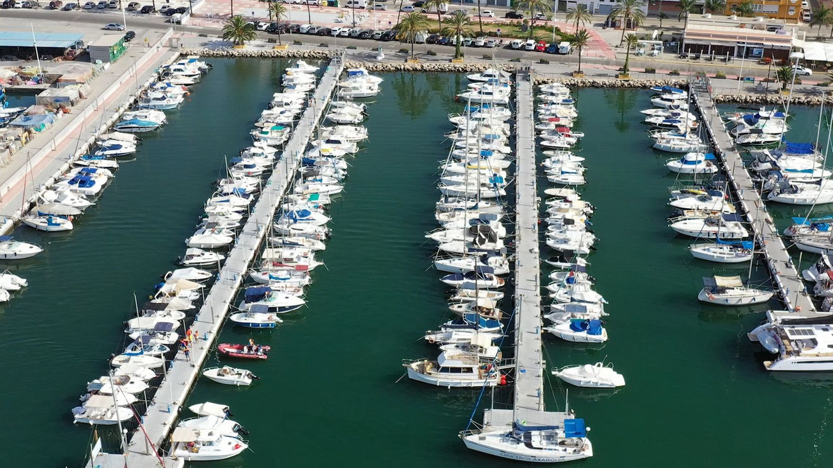 Se vende Terreno Comercial  en Costa Del Sol East, Málaga, España