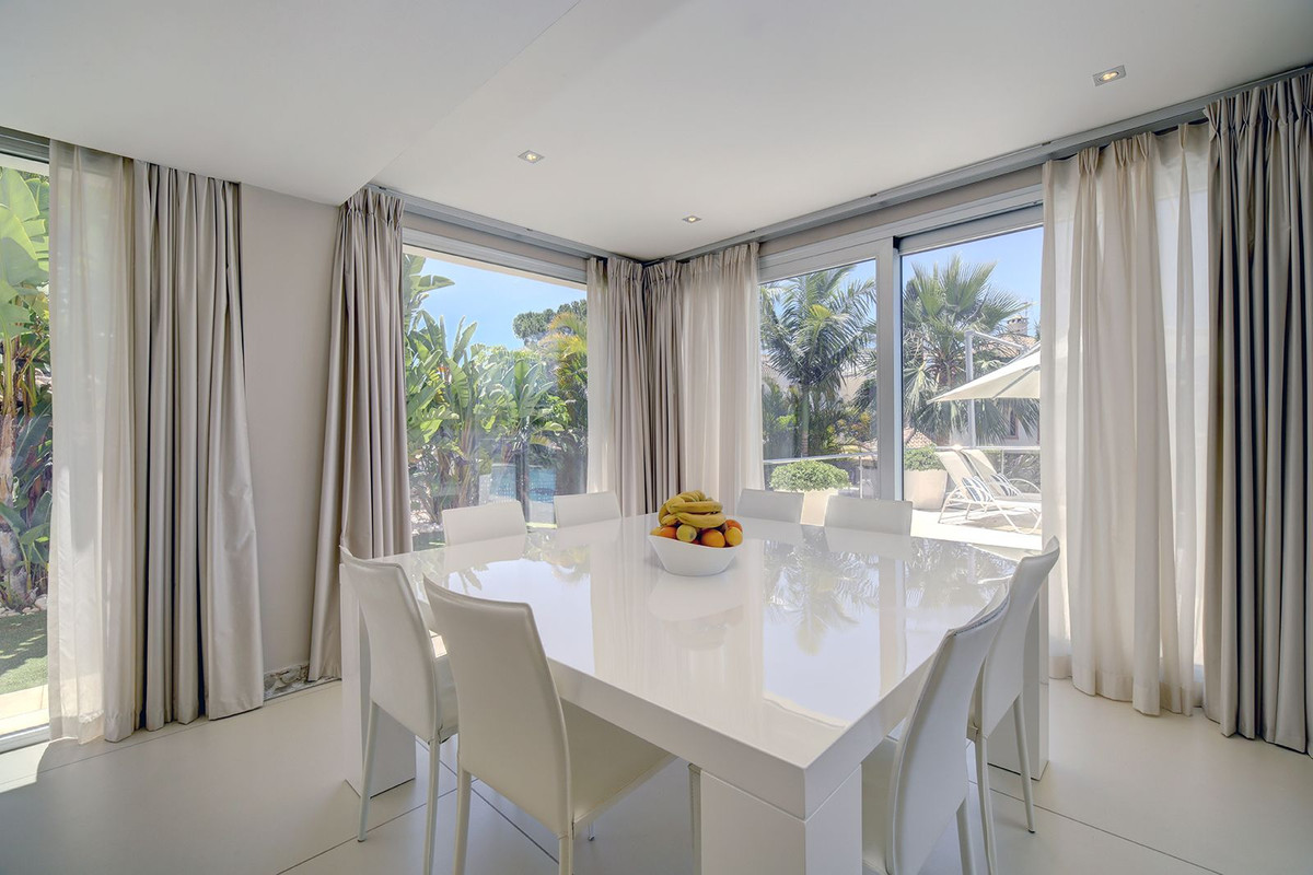 Se vende Villa - Chalet de 5 dormitorios en Costa Del Sol, Málaga, España