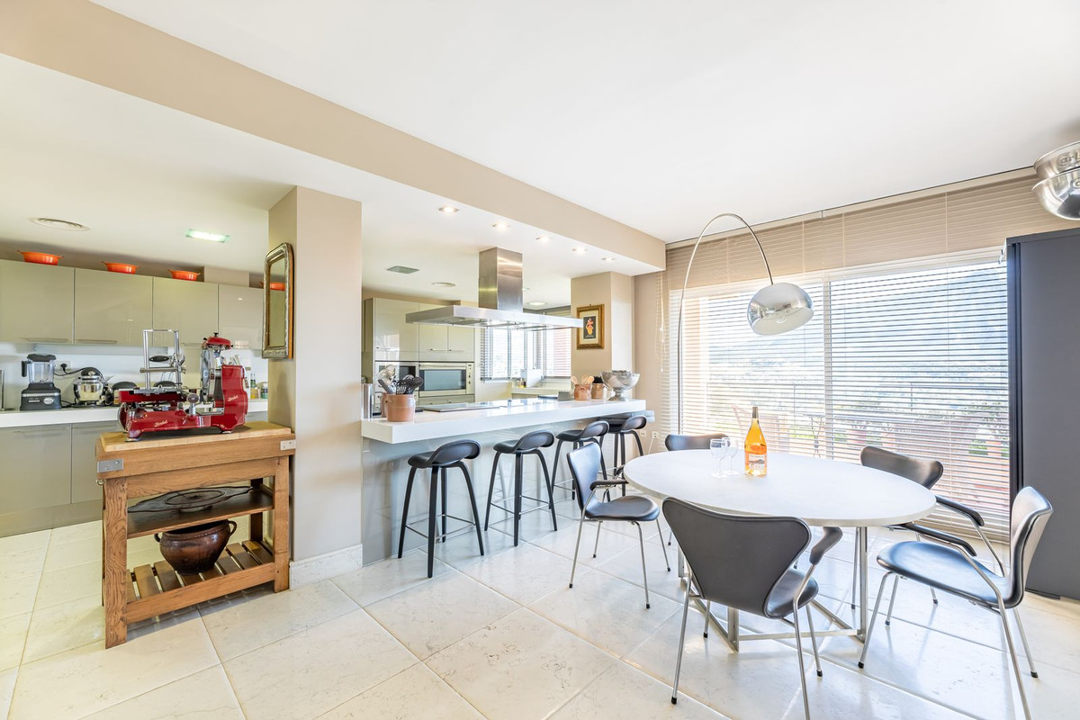 5 Bed Apartment for sale in Nueva Andalucía Costa Del Sol, Málaga, Spain