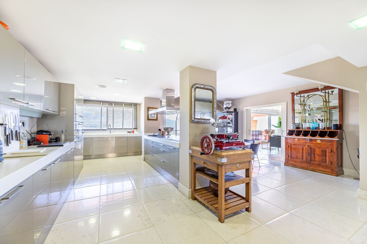 5 Bed Apartment for sale in Nueva Andalucía Costa Del Sol, Málaga, Spain