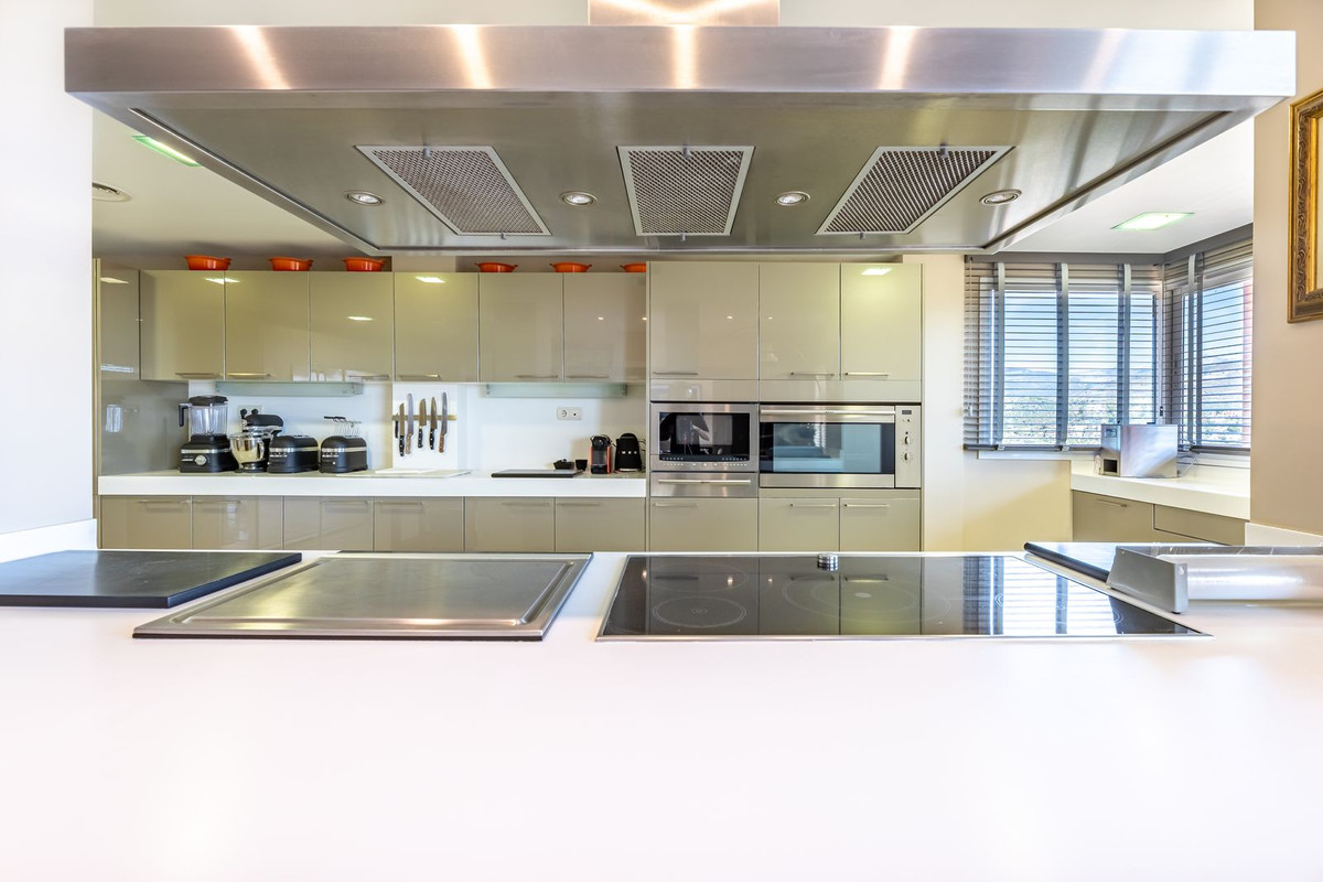 5 Bed Apartment for sale in Nueva Andalucía Costa Del Sol, Málaga, Spain