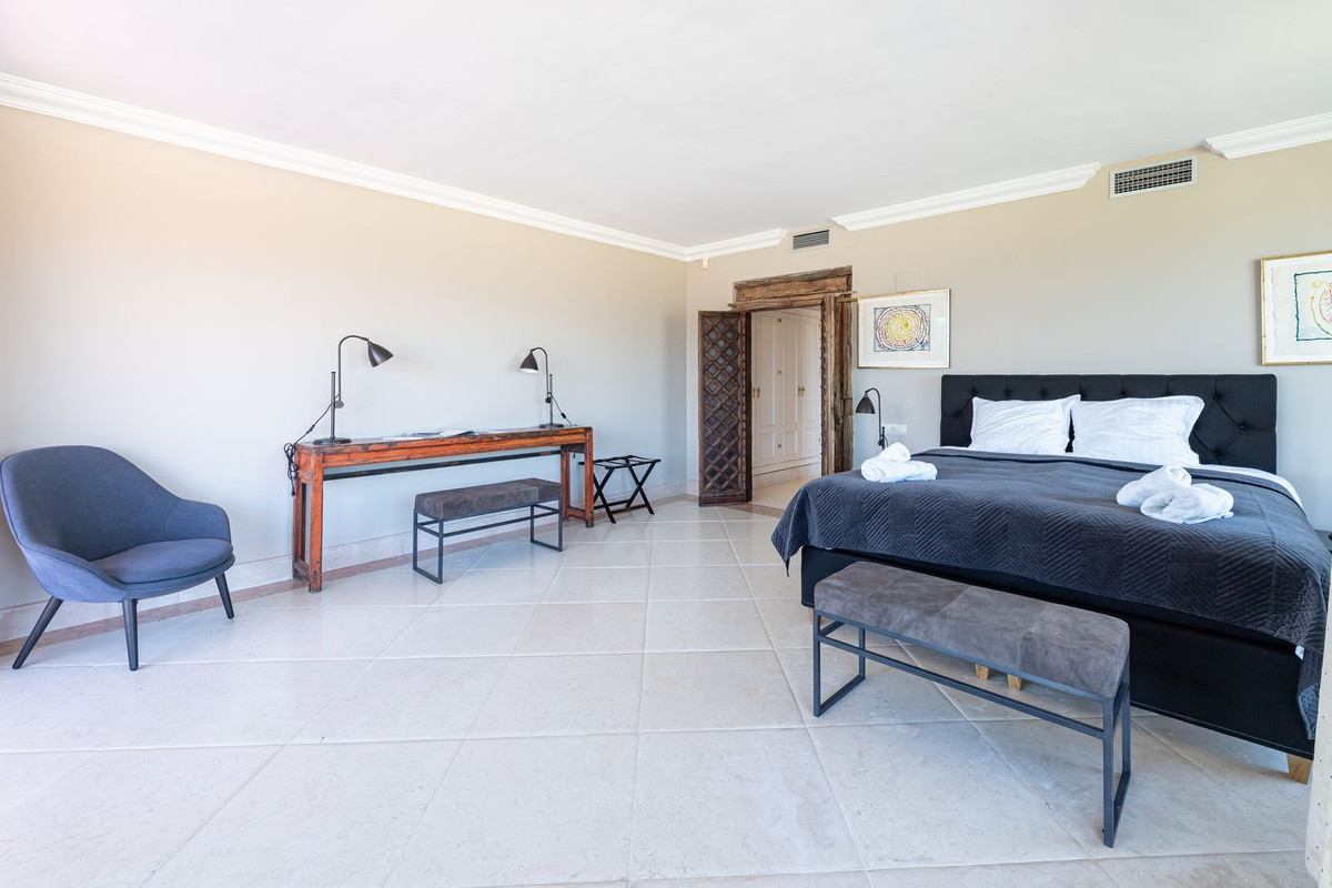 5 Bed Apartment for sale in Nueva Andalucía Costa Del Sol, Málaga, Spain