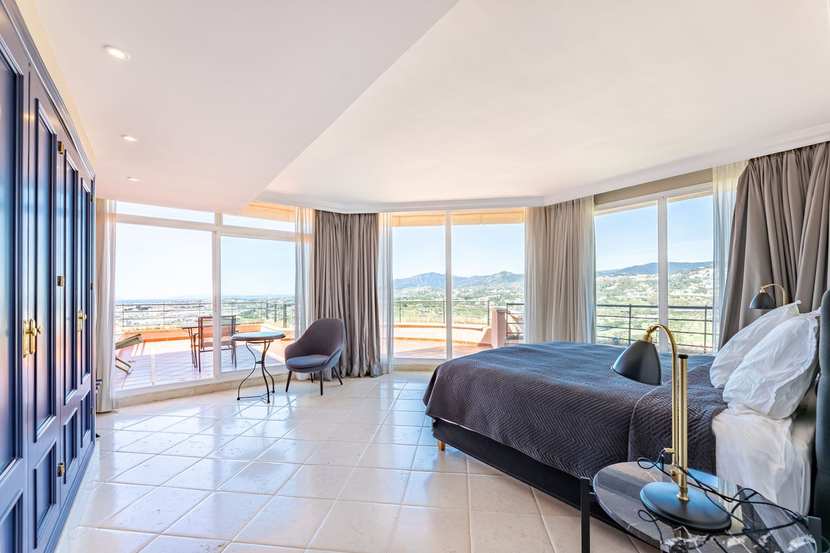 5 Bed Apartment for sale in Nueva Andalucía Costa Del Sol, Málaga, Spain
