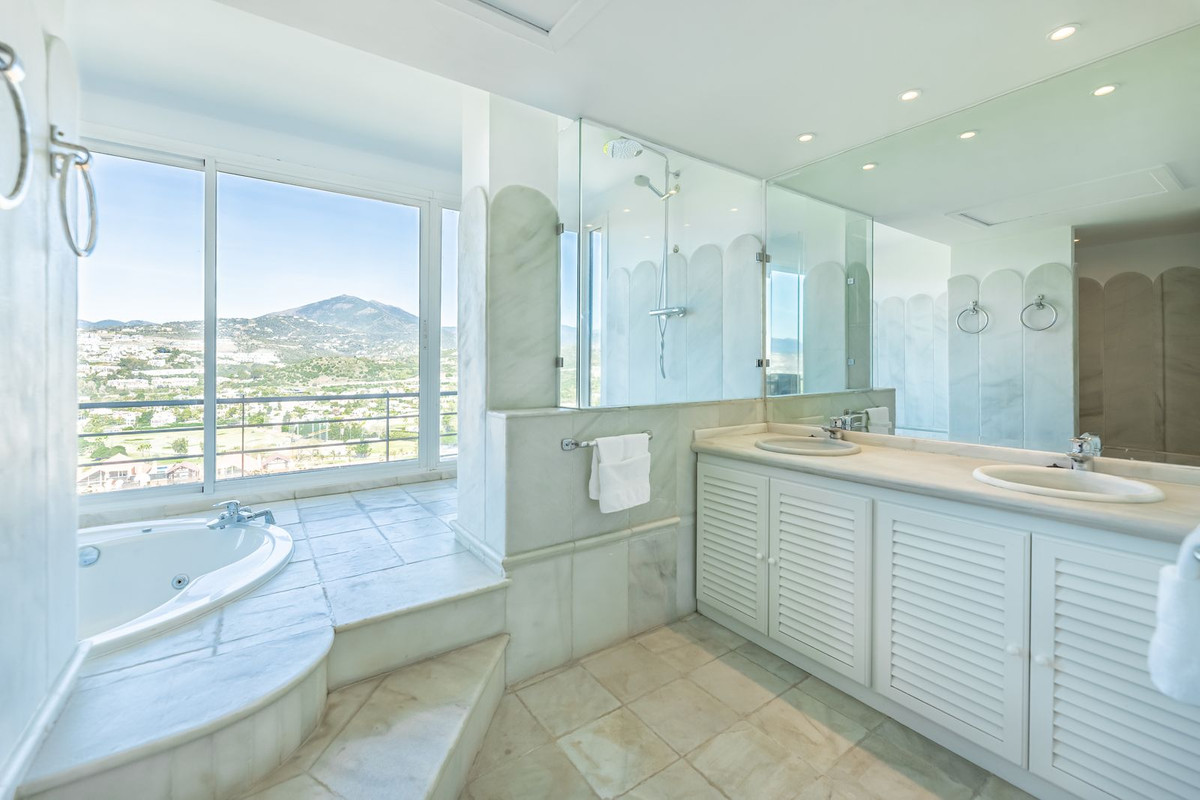 5 Bed Apartment for sale in Nueva Andalucía Costa Del Sol, Málaga, Spain