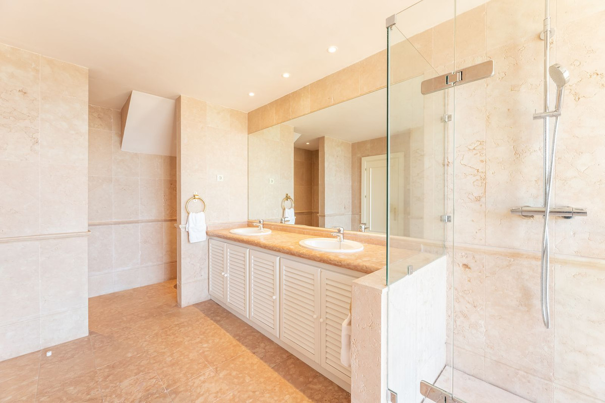 5 Bed Apartment for sale in Nueva Andalucía Costa Del Sol, Málaga, Spain