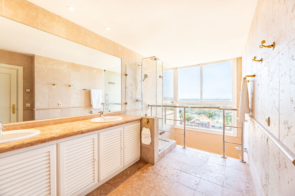 5 Bed Apartment for sale in Nueva Andalucía Costa Del Sol, Málaga, Spain