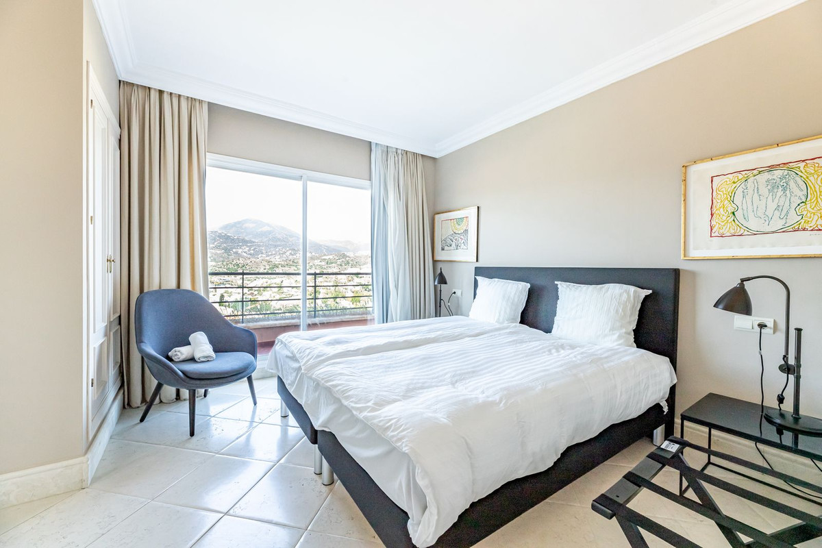 5 Bed Apartment for sale in Nueva Andalucía Costa Del Sol, Málaga, Spain