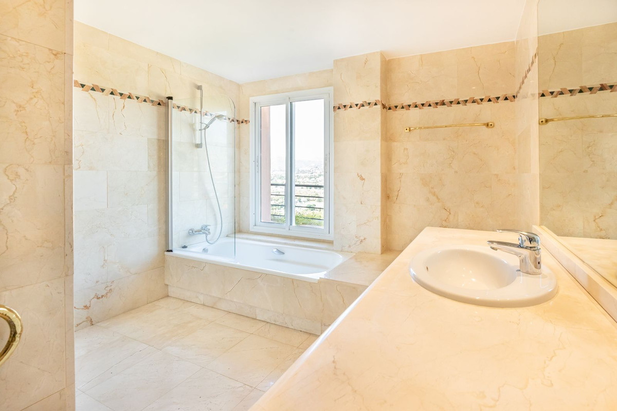 5 Bed Apartment for sale in Nueva Andalucía Costa Del Sol, Málaga, Spain
