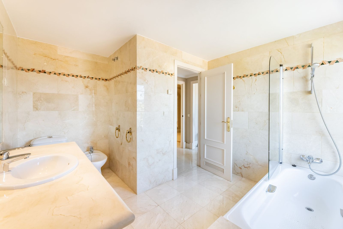 5 Bed Apartment for sale in Nueva Andalucía Costa Del Sol, Málaga, Spain